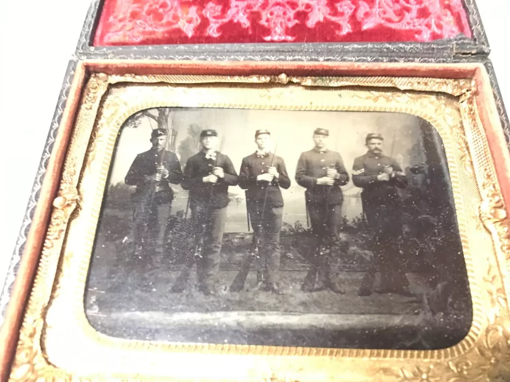 Rare Tin Type Civil War Unidentified 5 Soldiers in Uniform with Weapons Tintype